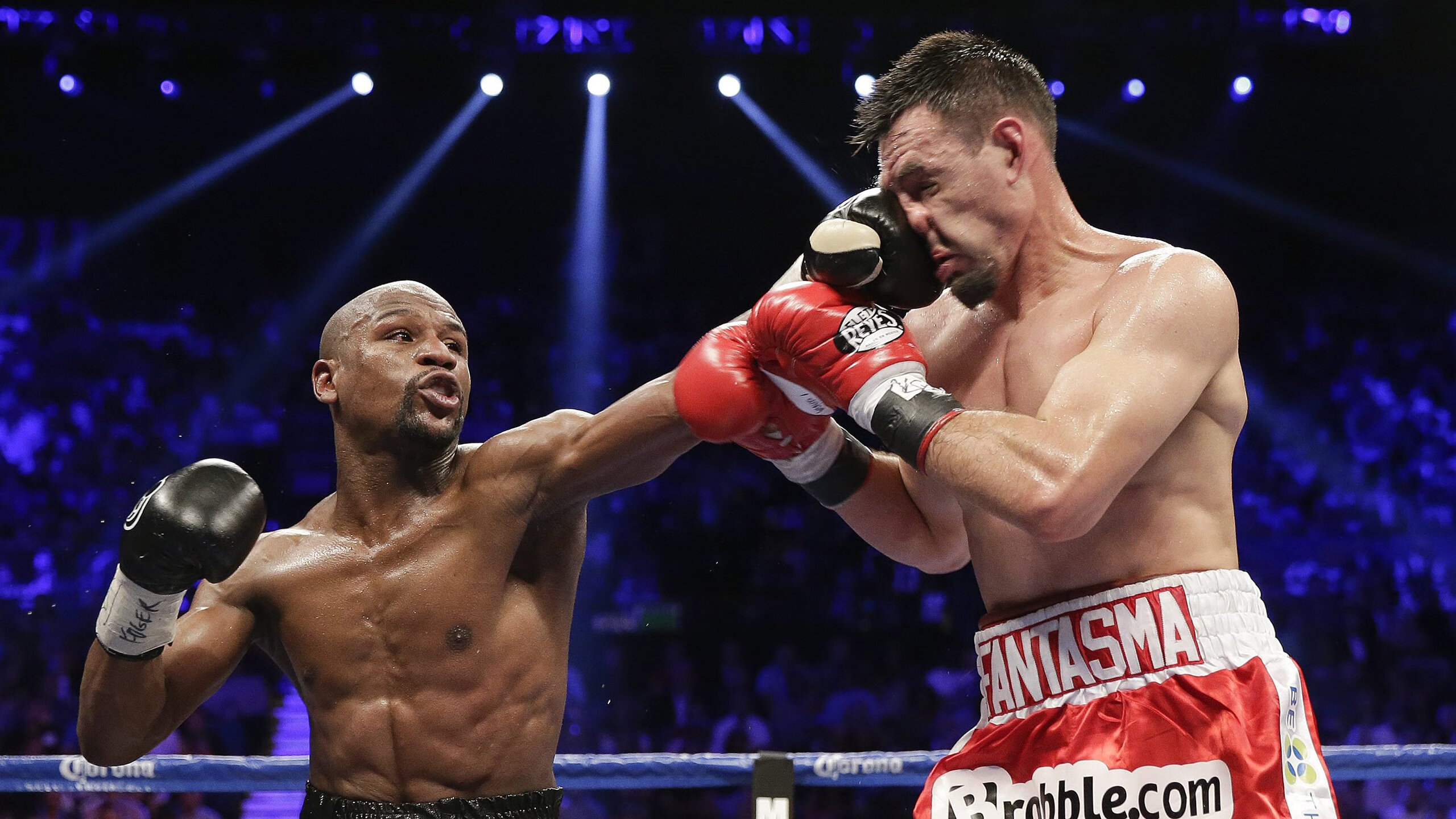 “高原极速:雪山顶端的孤独追逐”,高原上的雪山